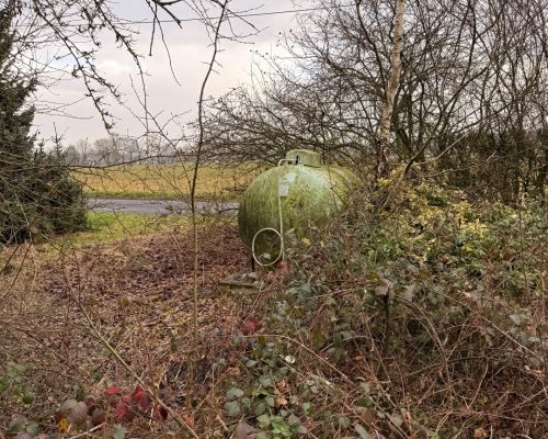 Flüssiggastank im Vorgarten