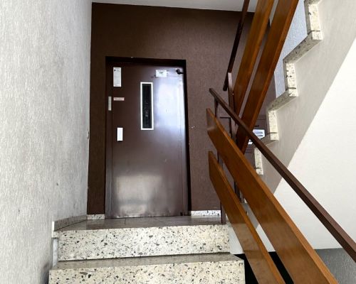 Treppenhaus mit Aufzug