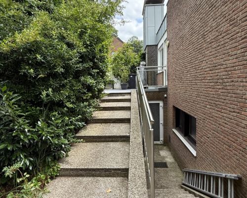 Rückseitiger Zugang zur Küchenterrasse