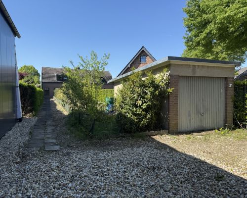 2 Straßenansicht mit Garage