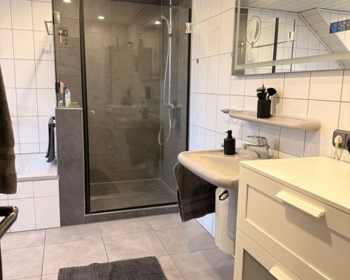 23h Badezimmer Dachgeschoss Ansicht 1