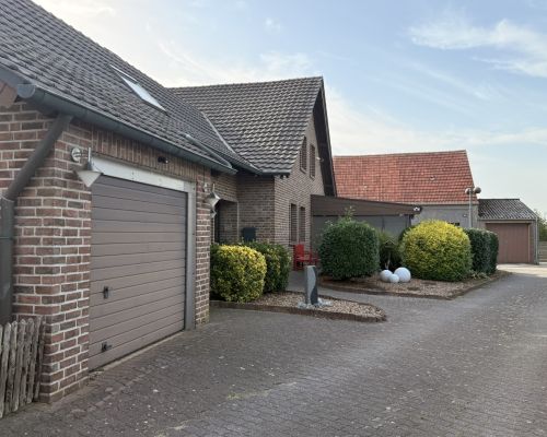 22 Zufahrt zum Hof und seitliche Ansicht Hinterhaus