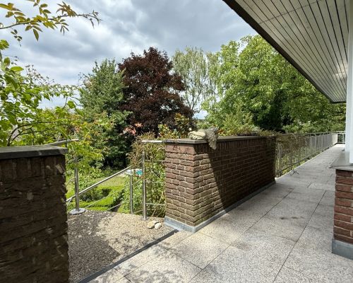 Treppe in den Garten, umlaufende Terrasse