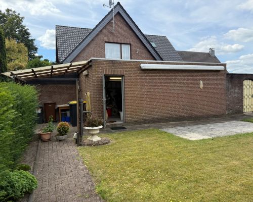 2 b Garagenansicht mit Unterstand