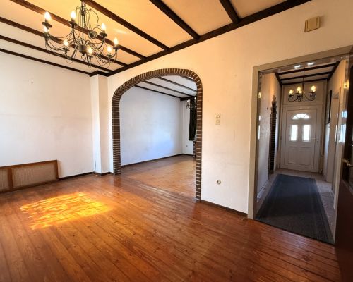 8 Wohn- und Esszimmer