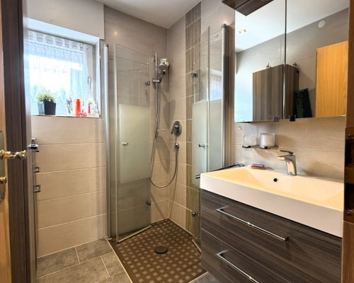 9 Badezimmer Ansicht 1