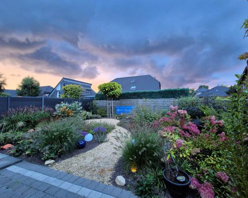 Gartenansicht 2 mit Sonnenuntergang