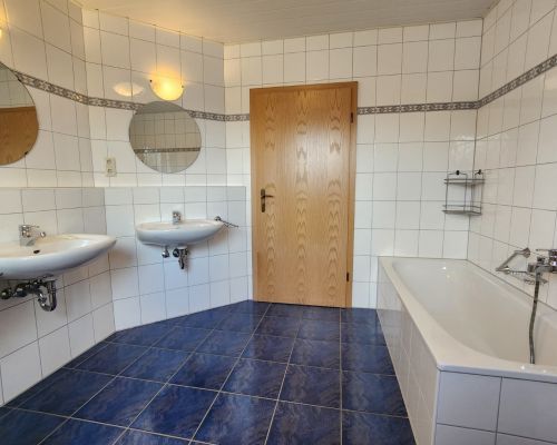 16 Badezimmer Ansicht 2