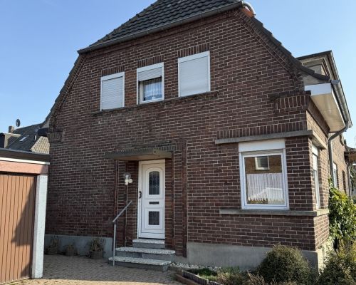 Seitenansicht und Hauseingang