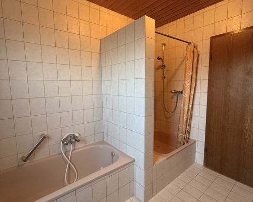 16 Badezimmer Ansicht 2