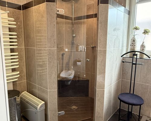 9 Badezimmer Ansicht 2