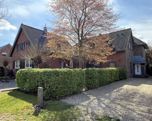 0 Vorderansicht mit Zugang Einliegerwohnung (rechts)